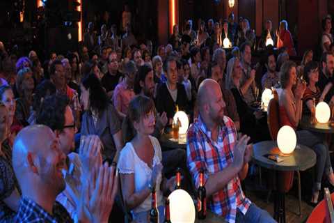 What Food and Drinks Does the Boca Raton Comedy Club Offer?