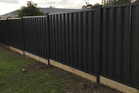 Comparing the Pros and Cons of Wood, Vinyl, and Metal Fences