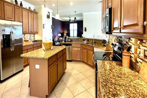 Luxury Living in Venice, FL: Apartment Complexes with Granite Countertops